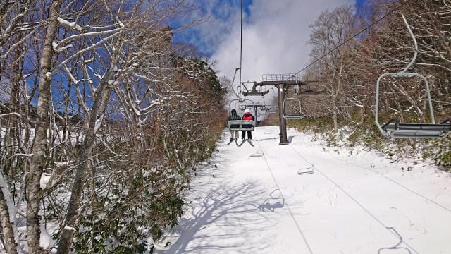 スキーを楽しむ冬の旅の魅力