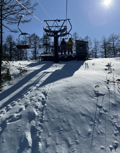 雪山で楽しむスキーと宿泊の魅力